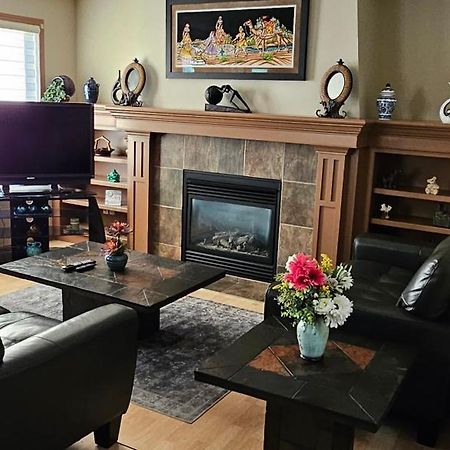 Spacious Comfortable Air-Conditioned. Near Airport! YYC Exteriér fotografie