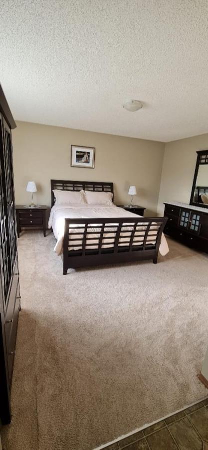 Spacious Comfortable Air-Conditioned. Near Airport! YYC Exteriér fotografie